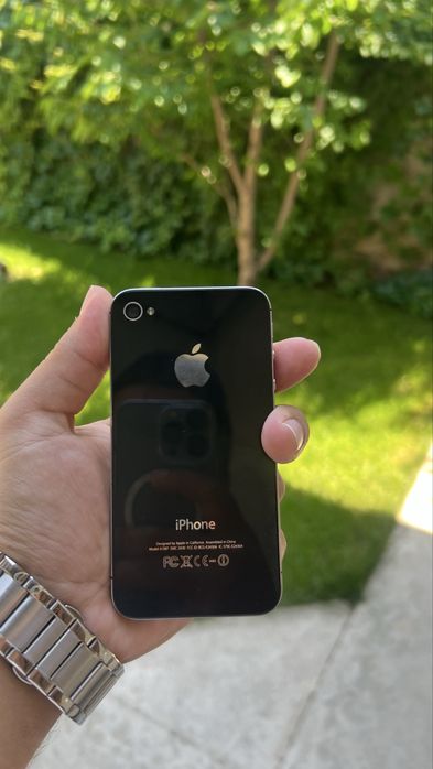 iPhone 4s ideal holatda retro telefon zaryatchik kabel qoshib beriladi