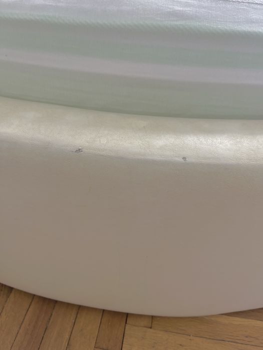 Кръгла спалня с вградени тонколони