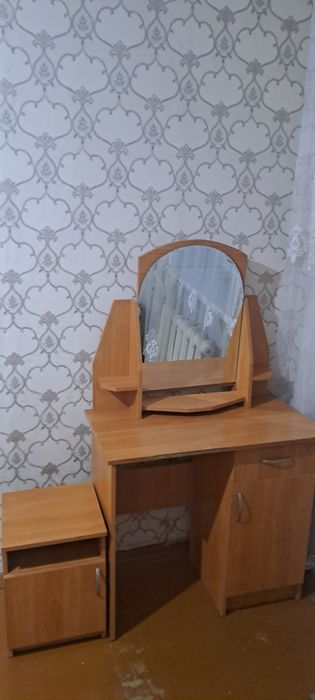 Туалетный стол и тумбочка