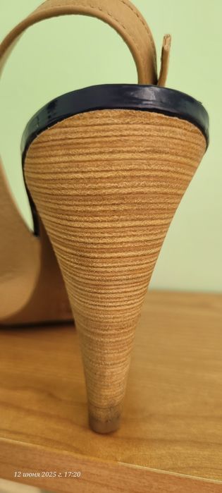 Босоножки кожанные.