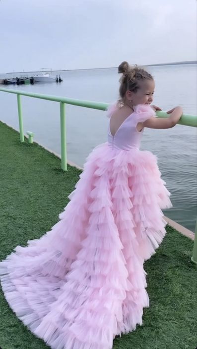 Шикарное платье с шлейфом