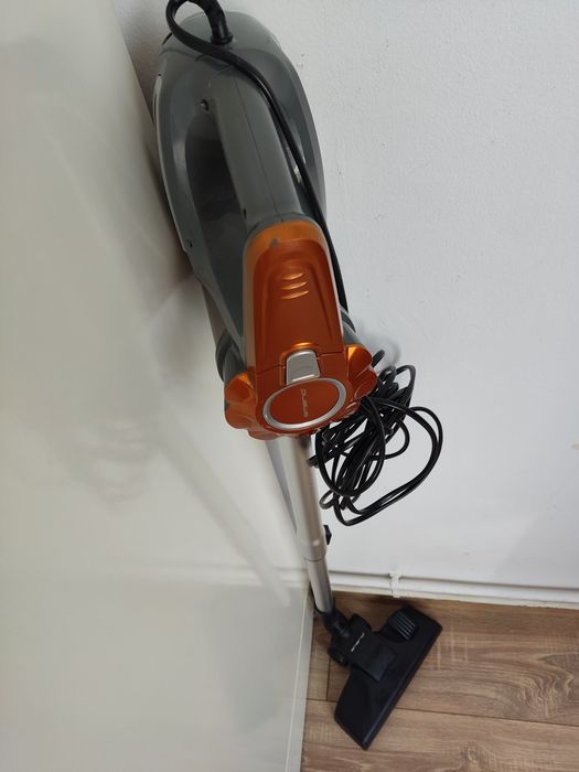 Aspirator vertical Emerio cu fir
