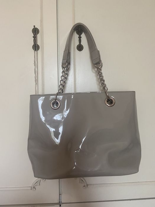 Сива лачена чанта Harrods закупена от Лондон