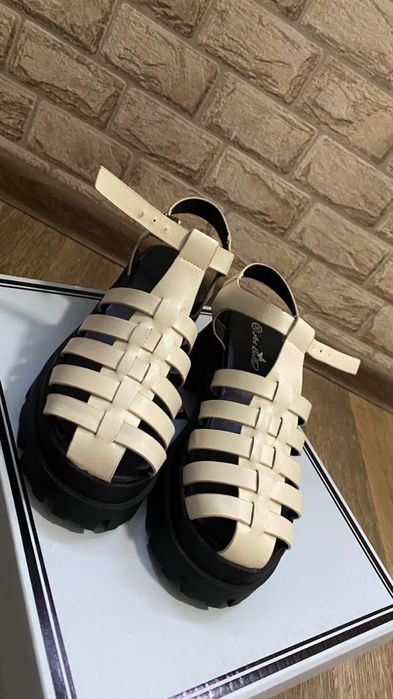 Женские босоножки