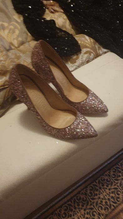 Нови луксозни обувки ,медно златисти ,златисти и брокатени.