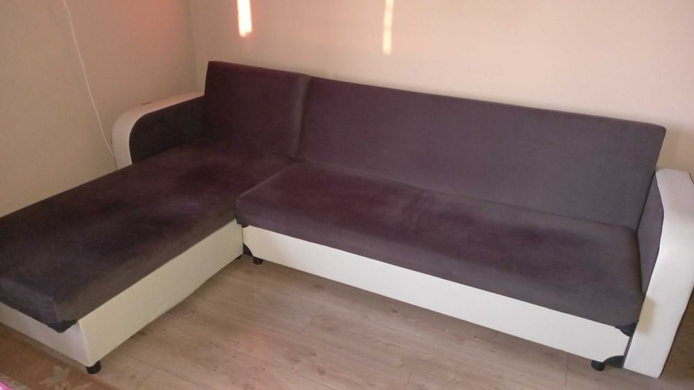 Продавам ъглов клик-клак диван кафяв с бежова кожа и две ракли.