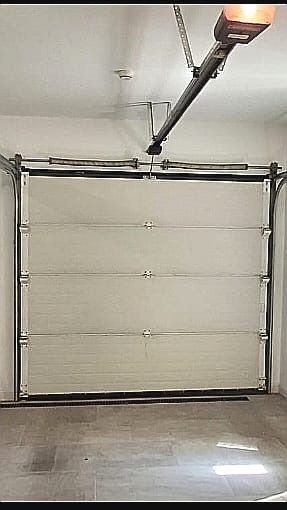 Usa de garaj actionata electrica