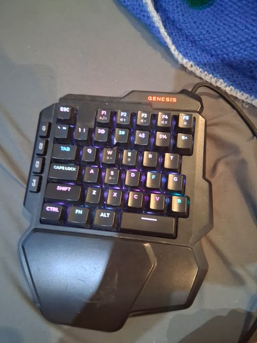 Продавам клавиатура Genesis