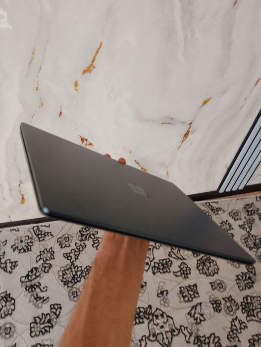 Noutbuk Surface core i5