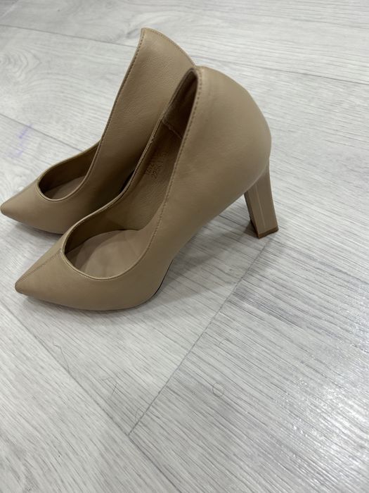 туфли бежевый можно на коорпоратив или на свадьбу одевать