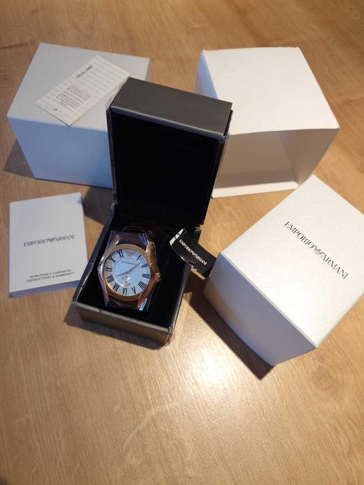 Ceas bărbați Emporio Armani auriu, cu bratara din piele maro nou, cu certificat de autenticitate si cutia originala