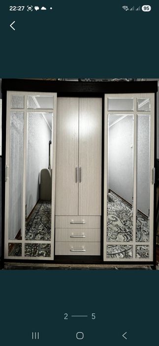 Шкаф с зеркалом для вещей