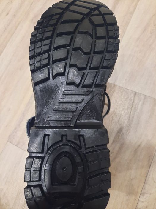 Продам  спец обувь