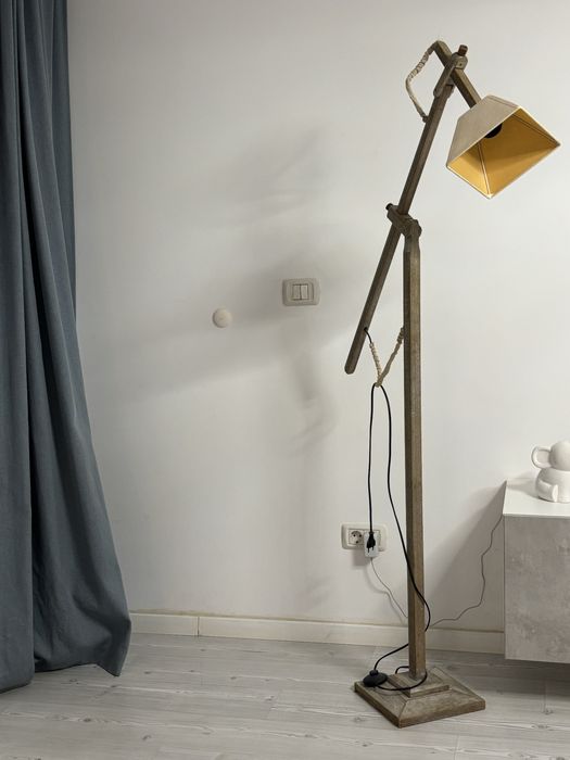 Vând lampă de cameră din lemn