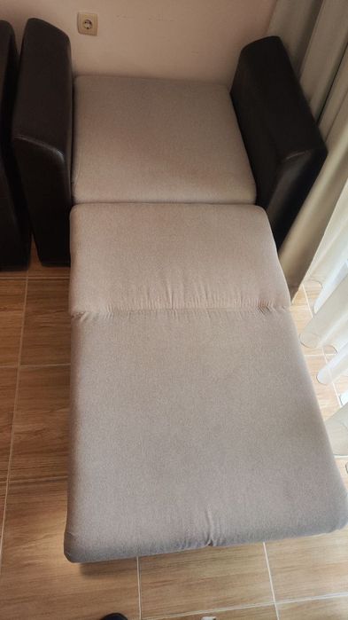 Диван и фотьойл. Всичко е наред, дивана и фотьойла са сгъваеми.