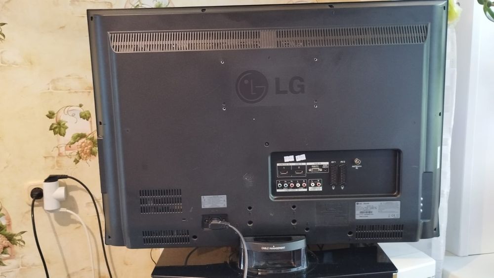 Телевизор LG, 82 см диагональ