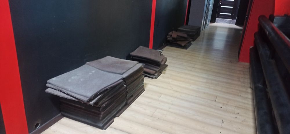 Продам резину накладную на пол б/у для зала в самый раз