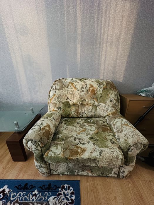 Диван с двумя креслами