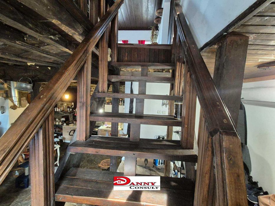 Двуетажна къща с двор и соларна система в с. Кесарево