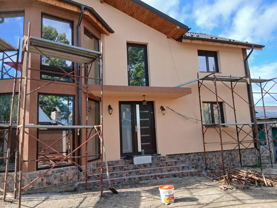 Echipa meseriasi constructi