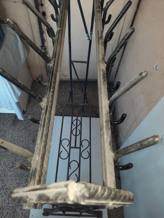 Ръчно изработена голяма желязна самостояща закачалка  за дрехи