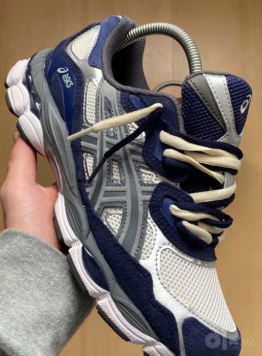 Продаю кроссовки Asics