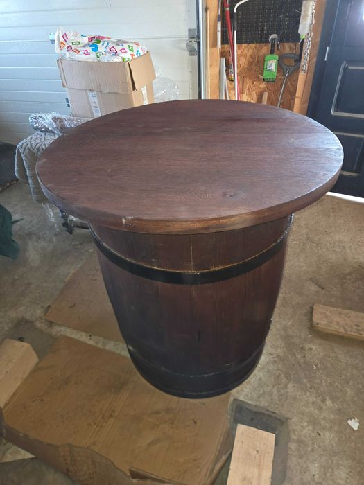 Masa din butoi de lemn vechi.