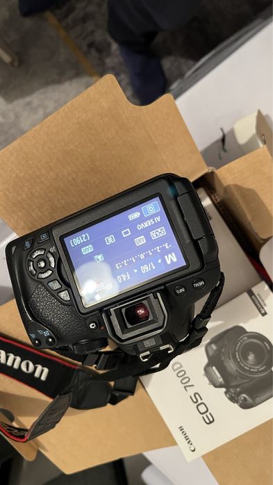 Canon 700D новая можно сказать
