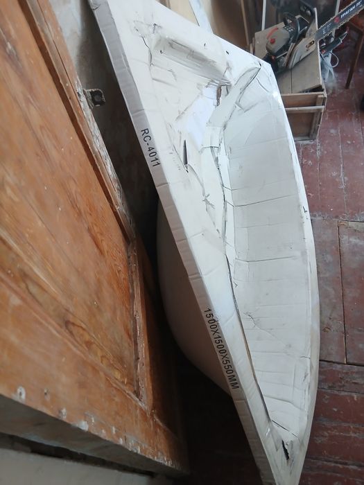 Продам ванну акриловую 150×150 срочно.
