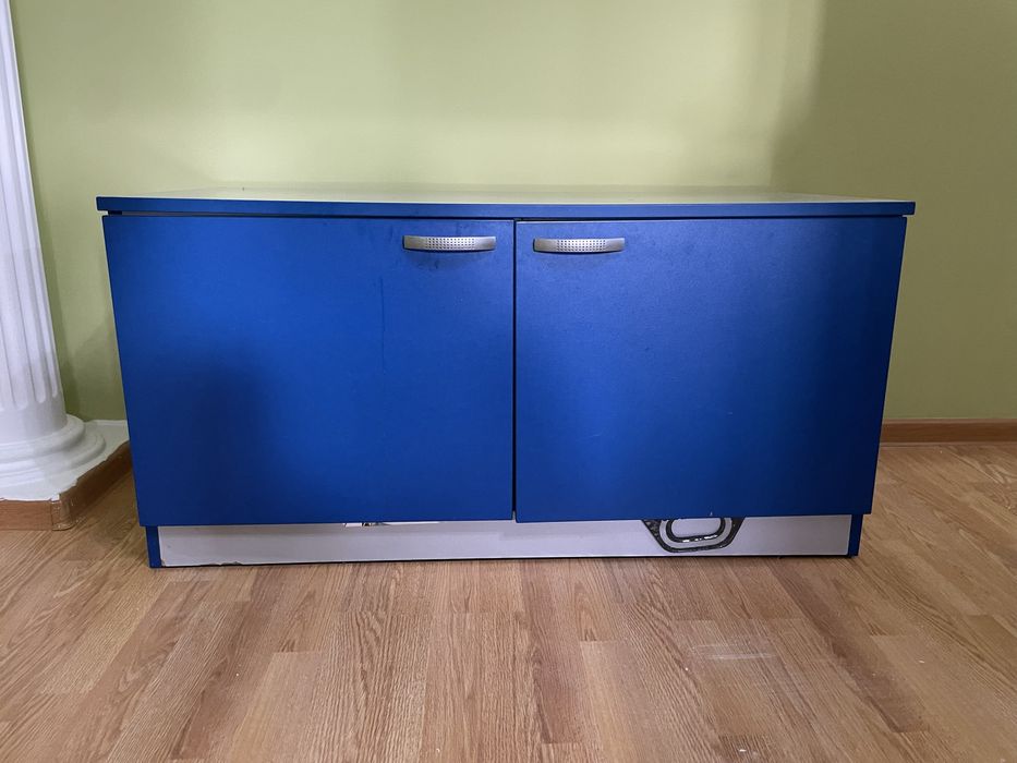 Шкаф универсальный двухдверный