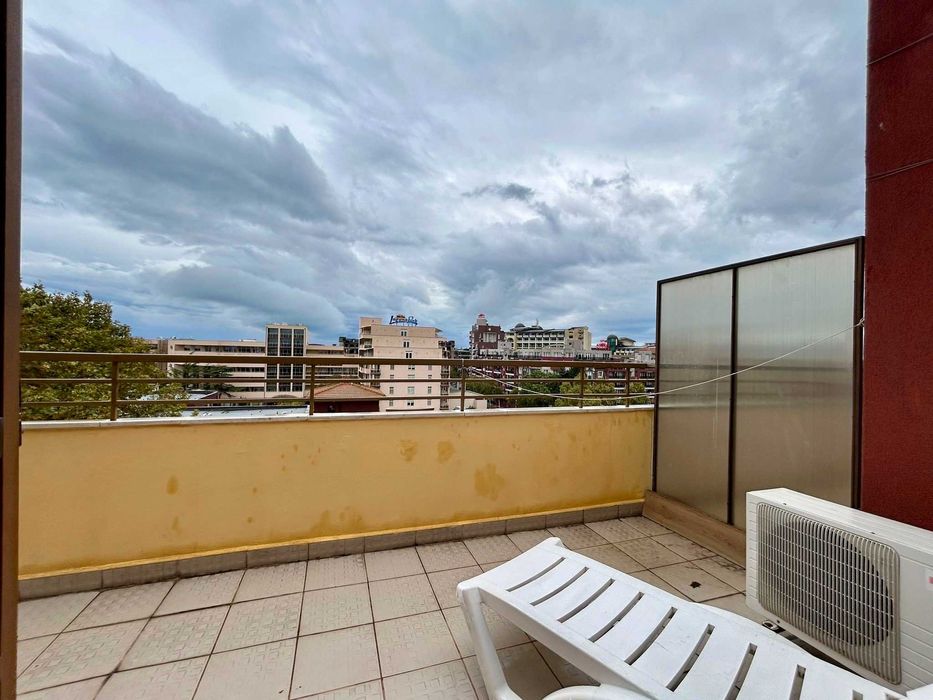 Просторен двустаен апартамент в к-с „Аштън Хол“