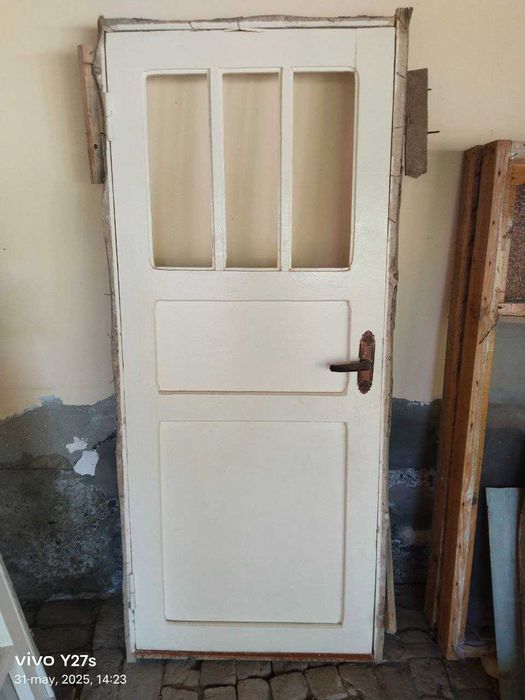 Eshik hamda derazalar sotiladi. (Har xil razmerda)