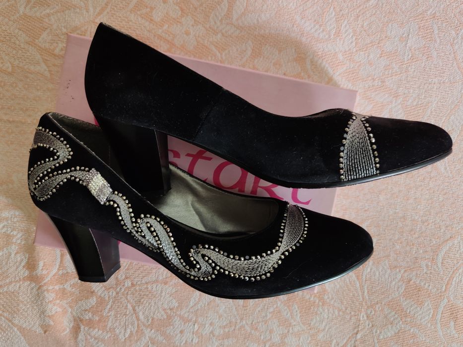 Замшевые нарядные туфли