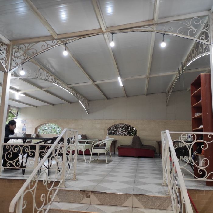 Чирчиқ шаҳри марказида ишлаб турган кафе сотилади.