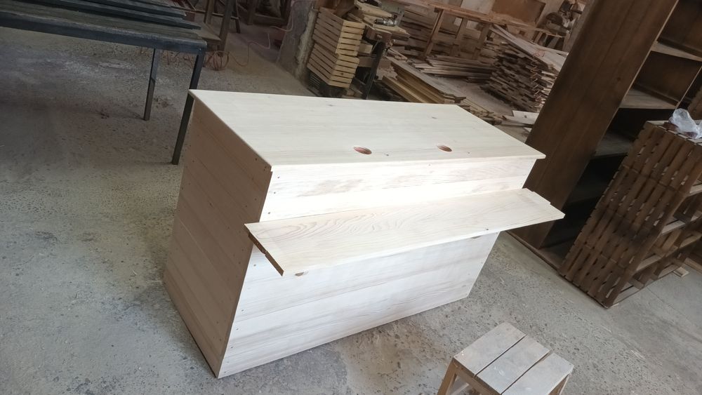 Шкаф със жалузни вратички  и 4 чекмеджета