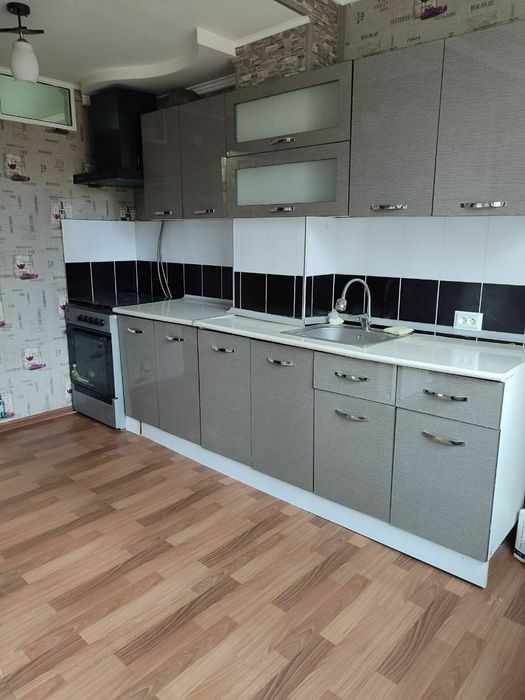 Продается 3 комнатная квартира.  Вдоль центральной дороги, с ремонтом.