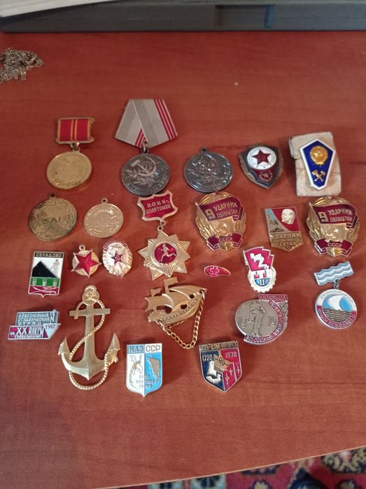 Продам значки и монеты