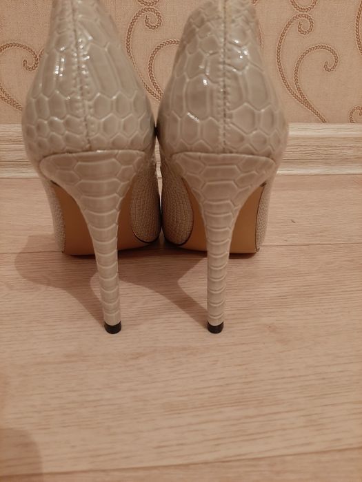 женские туфли (шпильки)