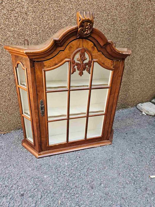 Витрина за стена с интарзия