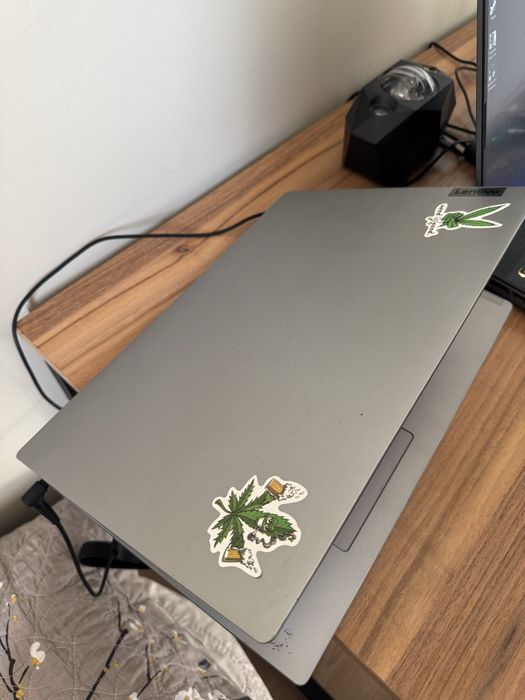Lenovo v15 noutbuk
