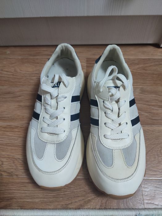 Продам женские кроссовки