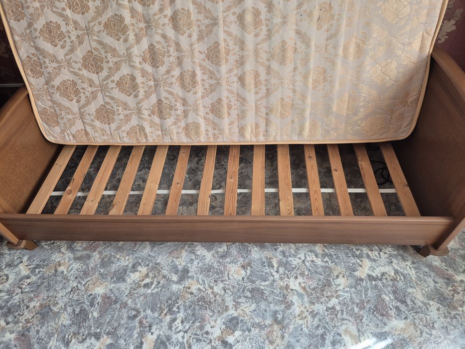 Деревянная кровать полуторка