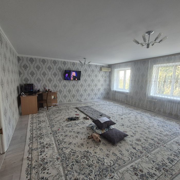 Продаю 4-комнатную квартиру