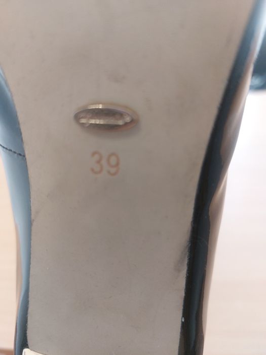 Продам туфли лакированные