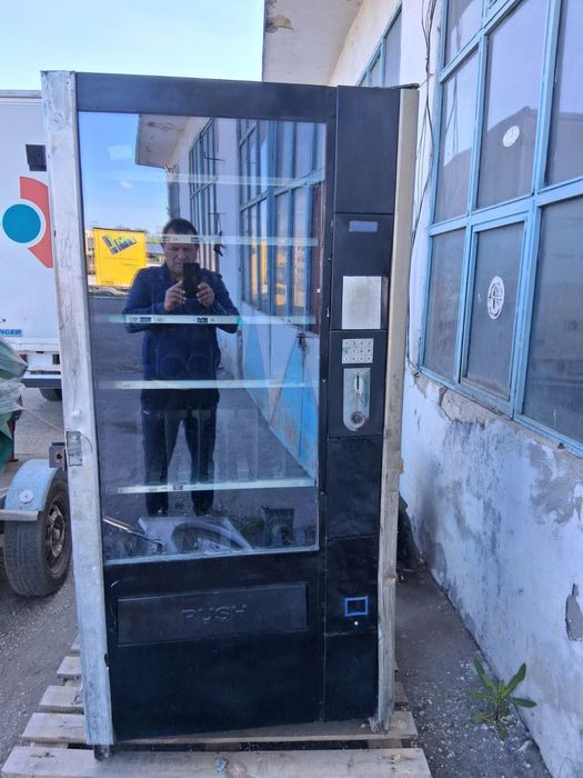 Продавам вендинг машина за храна и напитки Бианчи Вега