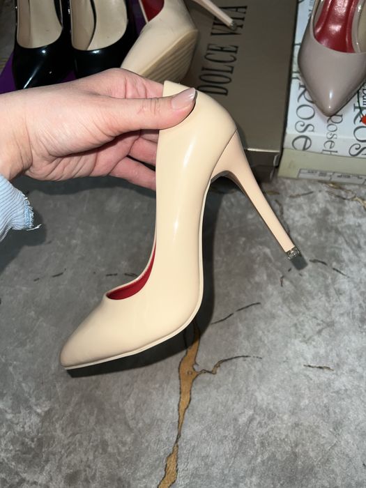 Лабутены разные