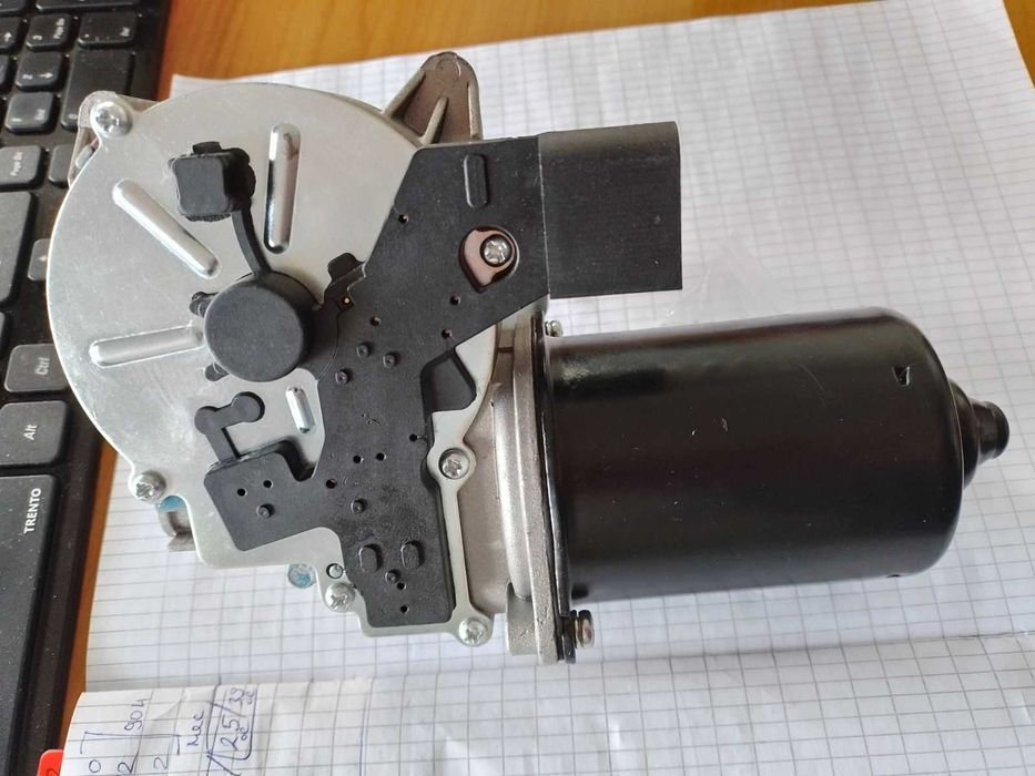 Качествено НОВО моторче за предни чистачки за БМВ Е60, E61