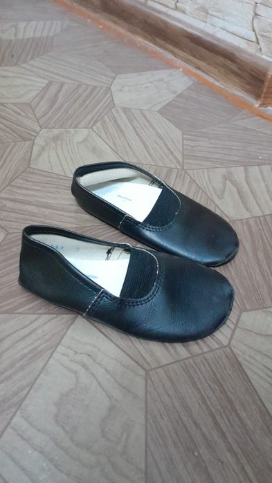 Обувь  детская  цена 10 000 за все.