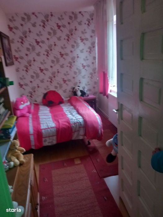 Casa cu etaj,cu garaj, mobilată, utilată, imediat ocupabila Campenita