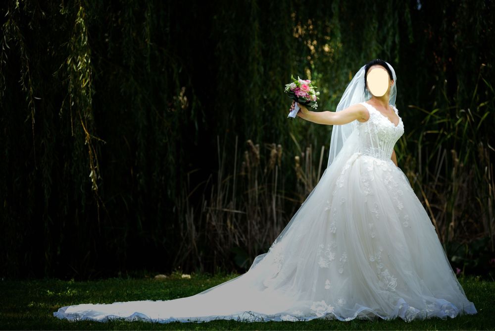 Vând rochie de mireasă tip prințesă cu trenă